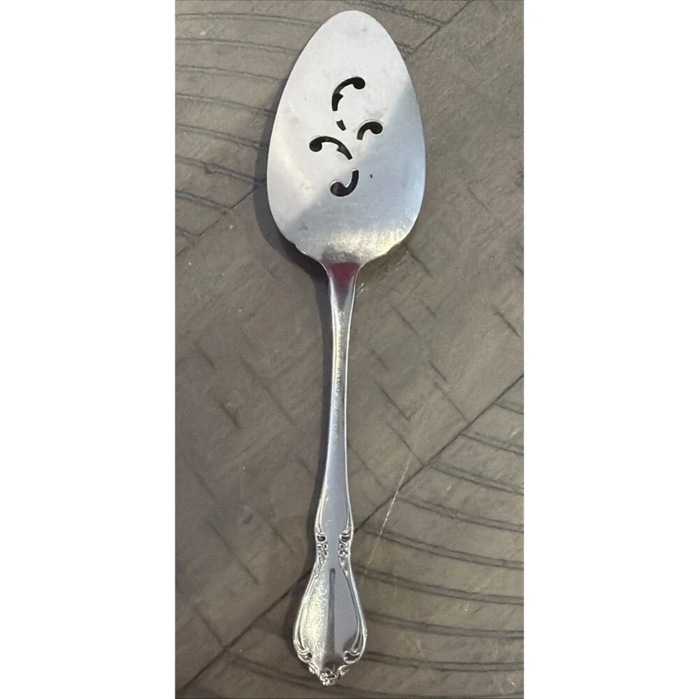 Oneida Oneidacraft Deluxe Stainless Chateau Pierced Cake Pie Server
